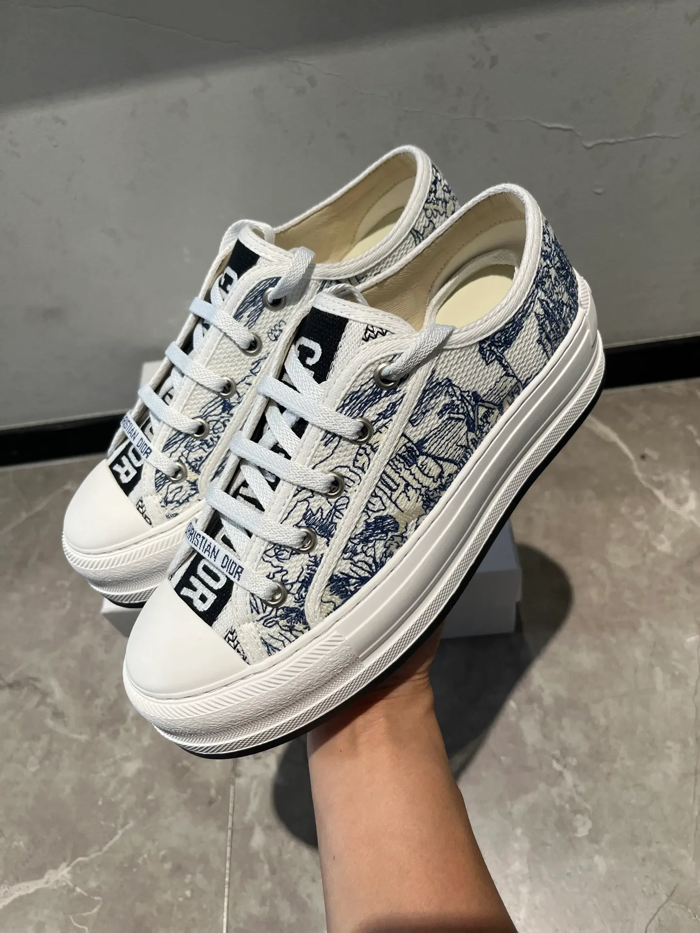 👟👟Ex-factory price 520👟👟 Walk‘n’Dior embroidered mid-top casual shoes are new in 2025. On the fashion stage, Dior embroidered shoes are the well-deserved protagonist. Delicate stitching is used on the upper, every stitch is devoted to the craftsman's efforts, and every thread is woven with artistic poetry. From complex floral patterns to smart geometric textures, embroidery is like the magic that gives shoes life, allowing them to show dynamic beauty even in static conditions.   Wearing Dior embroidered shoes feels like stepping into a dream world full of art. It is not only a pair of shoes, but also a walking piece of art that perfectly integrates fashion and culture. Whether you are strolling on the bustling city streets or attending important social occasions, Dior embroidered shoes can add unique charm to your style and become the focus of everyone's attention.   Choosing Dior embroidered shoes means choosing a persistent pursuit of quality and a unique understanding of fashion. Let it accompany you through every wonderful moment and leave your own fashion mark.  Material: Sheepskin lining, feet, silk cowhide, size 35-41, heel height 5cm